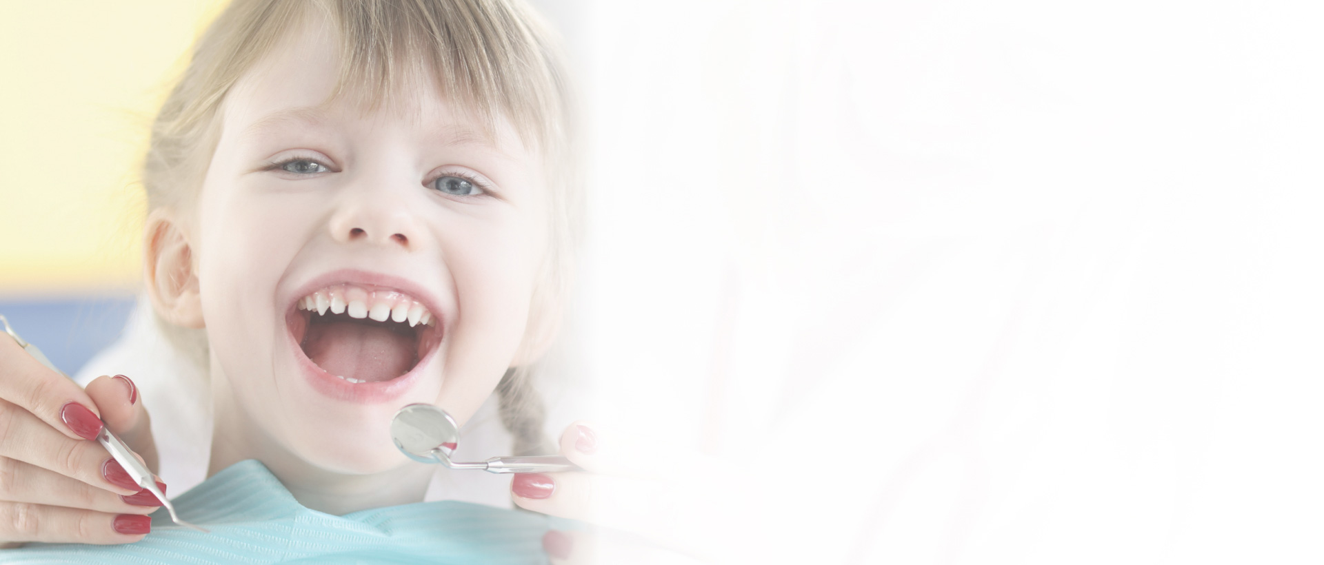 Enfant souriant lors d’un contrôle dentaire