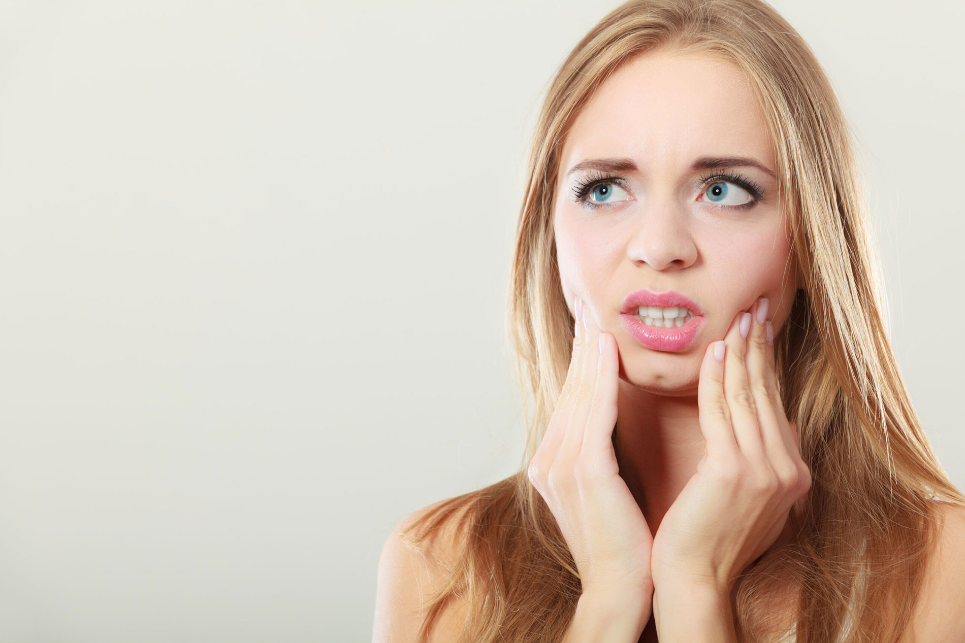 Femme souffrant d’une rage de dents à Bruxelles